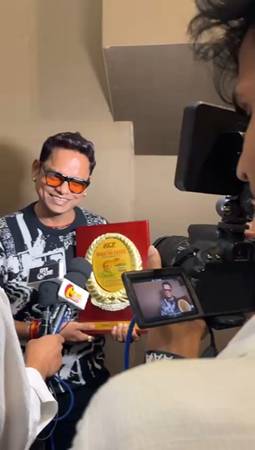 Bollywood Singer Deepak Giri  Honored With The Prestigious \’Mahatma Gandhi Ratna Award 2024\’ In Mumbai